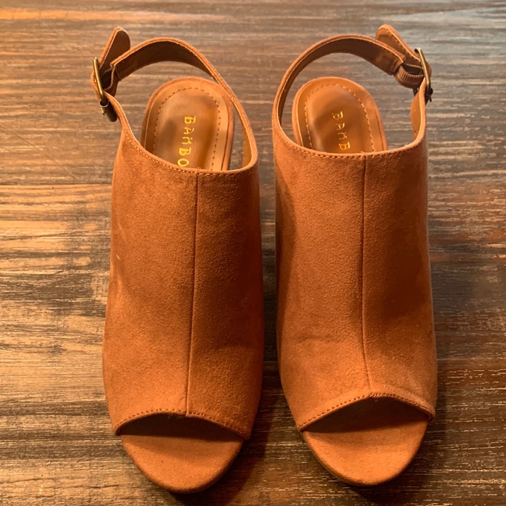 Women’s size 7.5 shoe in new condition.